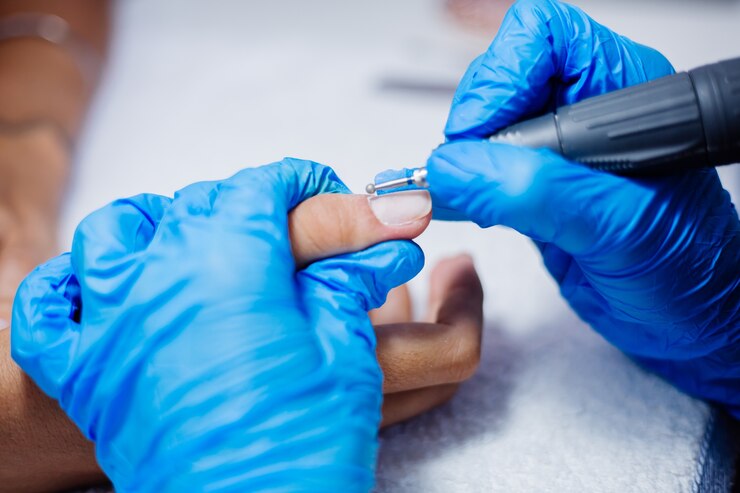Foto grátis lindas mãos femininas processo de fabricação de tratamento de unhas de dedo broca de lima de unha profissional em ação conceito de beleza e cuidados com as mãos