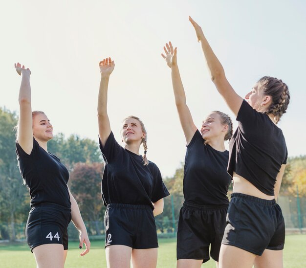 Lindas meninas esportivas levantando as mãos