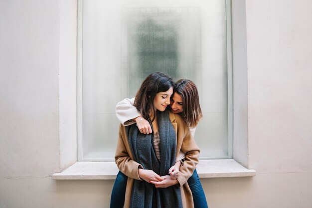 Lindas mulheres delicadas abraçando-se