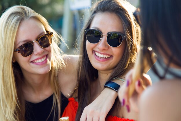 Lindas mulheres jovens se divertem no parque.