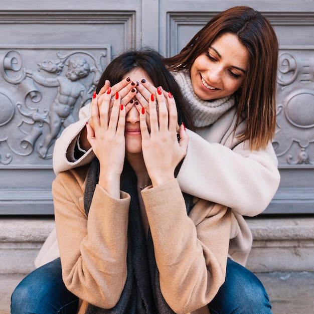 Foto grátis lindas mulheres posando felizes no amor