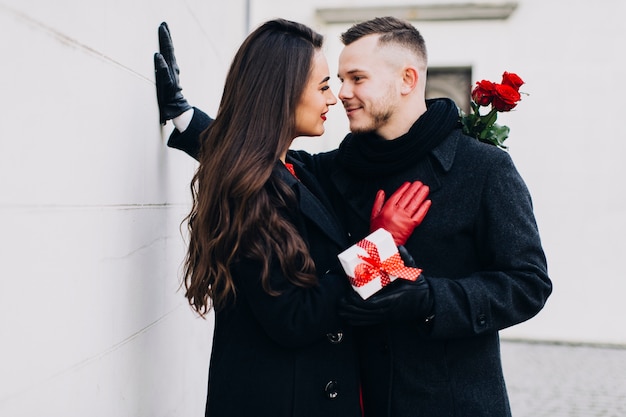 Lindas pessoas posando romanticamente na data