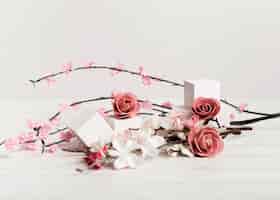 Foto grátis lindas rosas e flores com cubos brancos