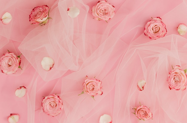Lindas rosas em tecido de tule