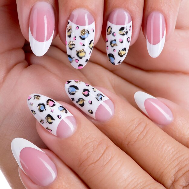 Lindas unhas de mulher com linda manicure francesa