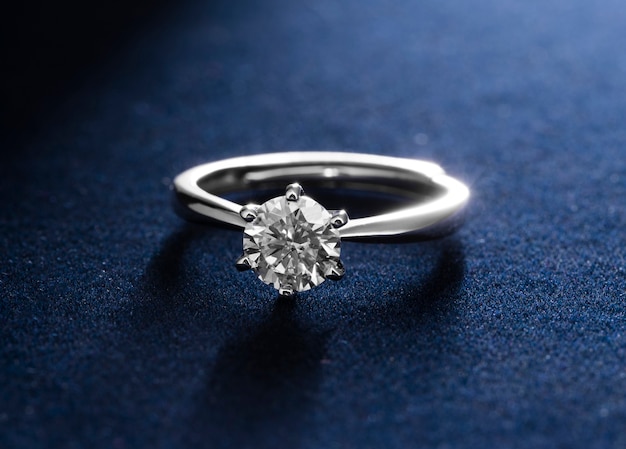 Foto grátis lindo anel de noivado com diamantes