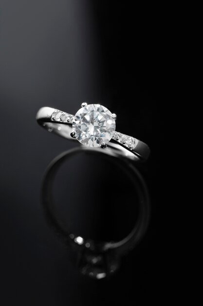 Lindo anel de noivado com diamantes
