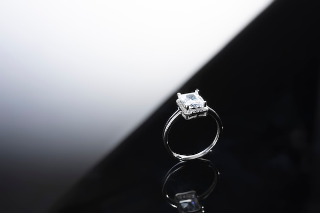 Lindo anel de noivado com diamantes