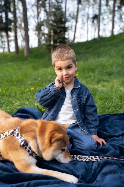 Lindo animal de estimação shiba inu com a família