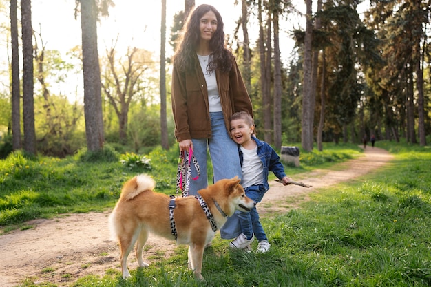 Lindo animal de estimação shiba inu com a família