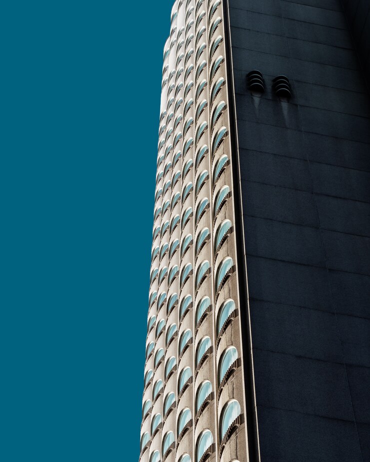 Foto grátis lindo arranha-céu sob o céu azul