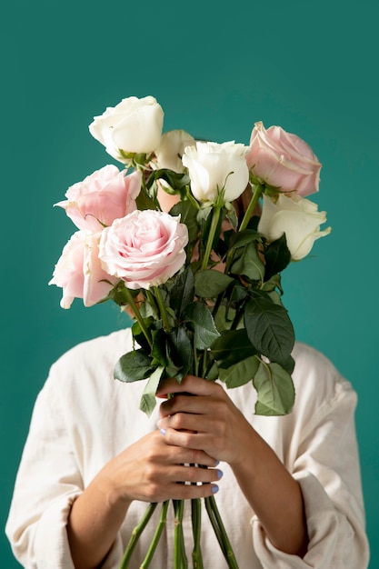 Foto grátis lindo arranjo de flores para uma aniversariante