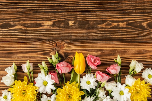 Lindo arranjo de flores primaveris com espaço de cópia