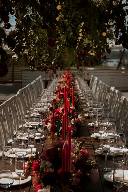 Foto grátis lindo arranjo de mesa de casamento do lado de fora