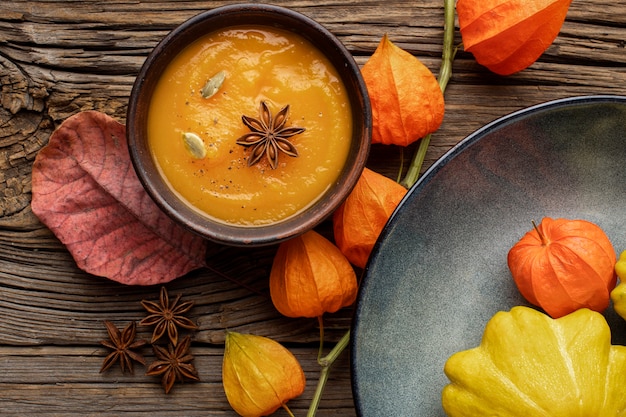 Foto grátis lindo arranjo de outono sopa de abóbora