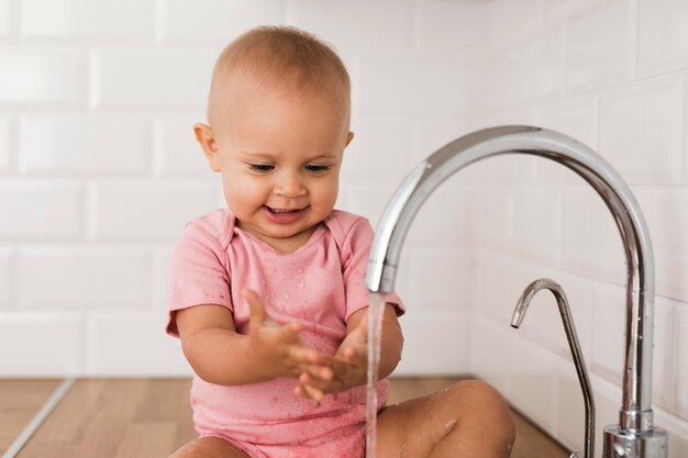 Lindo bebê feliz e sorridente