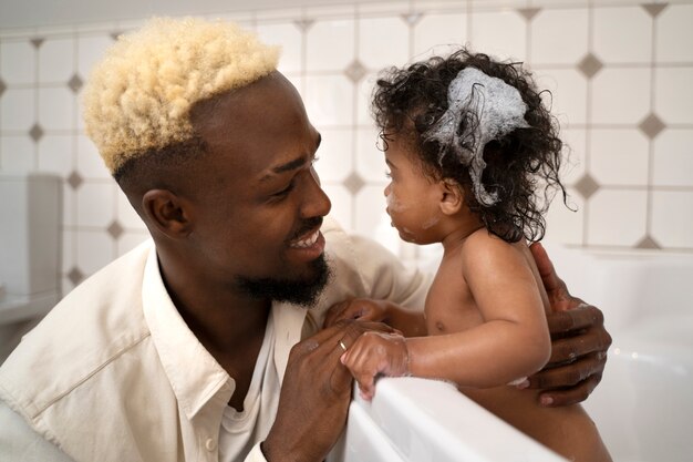 Lindo bebê preto em casa com os pais