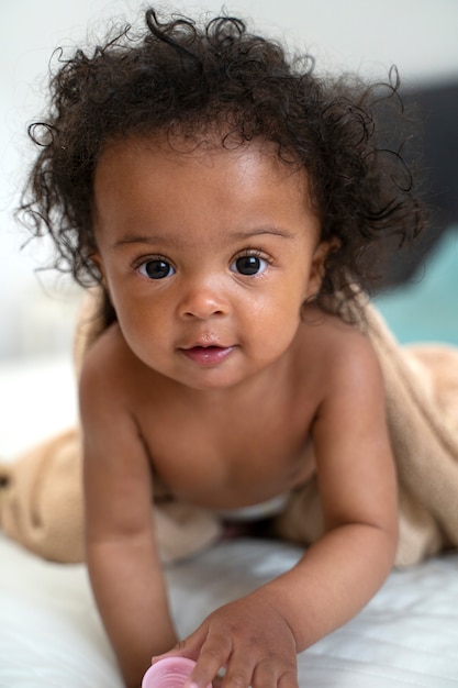 Foto grátis lindo bebê preto em casa