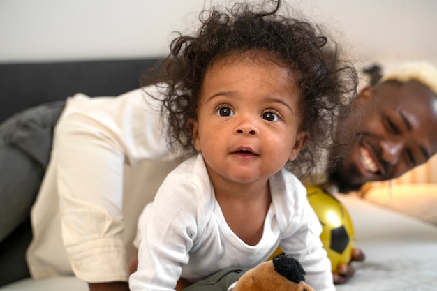 Foto grátis lindo bebê preto em casa