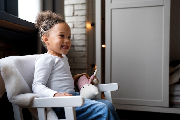 Foto grátis lindo bebê preto se divertindo em casa