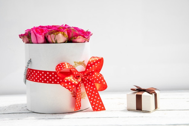 Lindo buquê de flores e pequeno presente