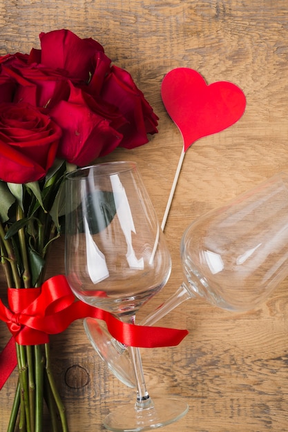 Foto grátis lindo buquê de rosas óculos e sinal de calor