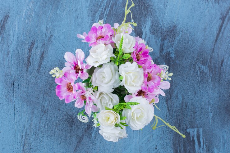 Foto grátis lindo buquê de vários tipos de flores em azul.