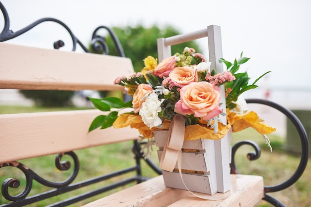 Lindo buquê em um vaso Decoração de flores em cerimônia de casamento.