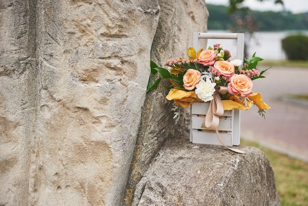 Lindo buquê em um vaso decoração de flores em cerimônia de casamento.