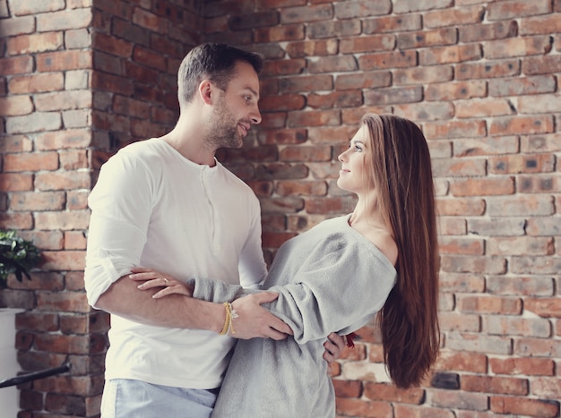 Lindo casal abraçando em casa