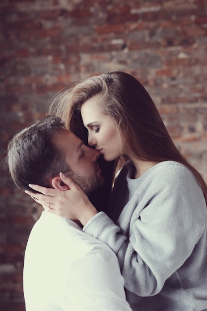 Lindo casal abraçando em casa