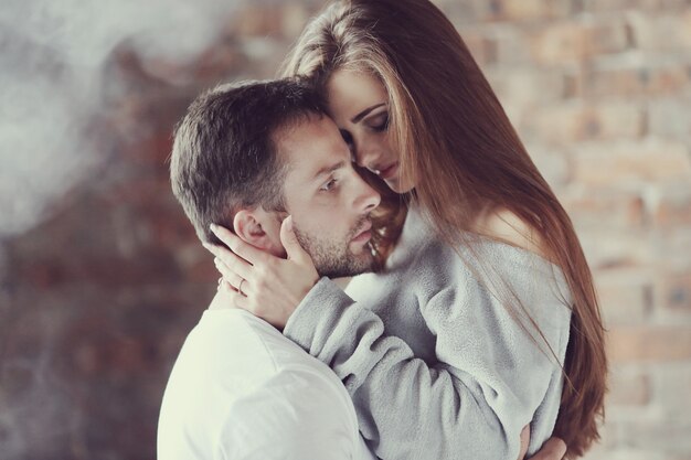 Lindo casal abraçando em casa