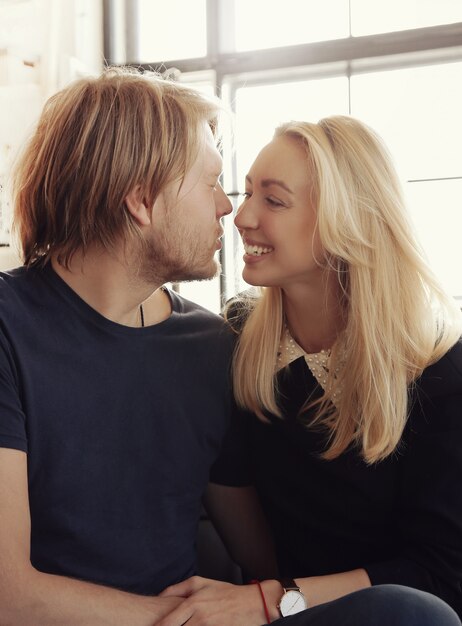 Lindo casal adorável em casa