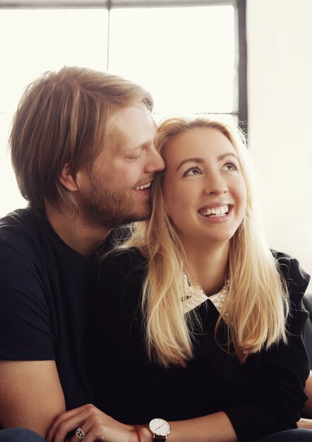 Lindo casal adorável em casa