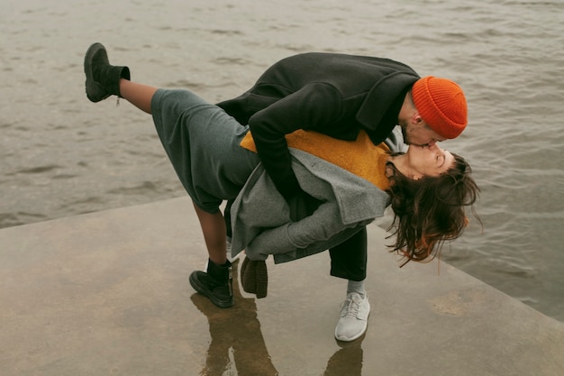 Lindo casal adorável lá fora