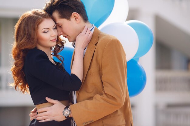 lindo casal adorável mulher e homens ao ar livre