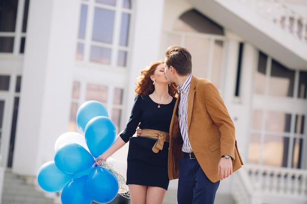 Foto grátis lindo casal adorável mulher e homens ao ar livre