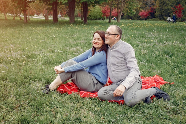 Foto grátis lindo casal adulto em uma floresta de verão