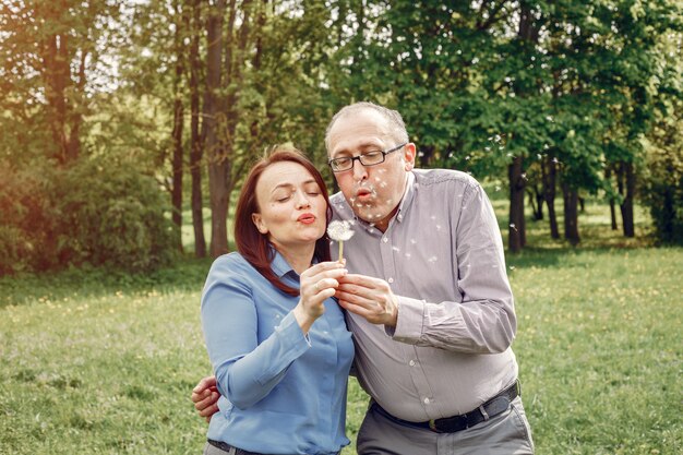 Lindo casal adulto em uma floresta de verão