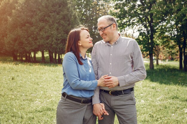 Lindo casal adulto em uma floresta de verão