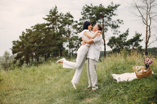 Lindo casal adulto passa o tempo em um campo de verão