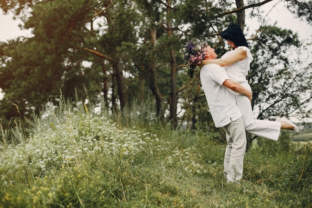 Lindo casal adulto passa o tempo em um campo de verão