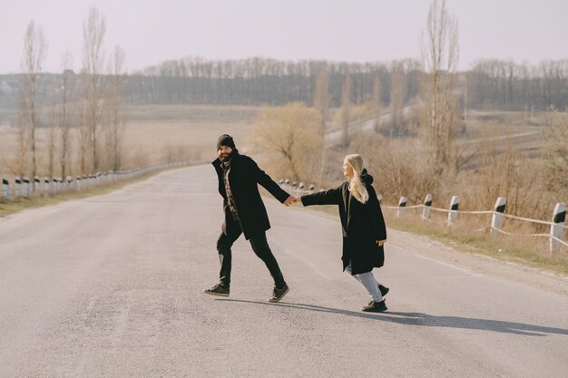 Lindo casal atravessando uma rua