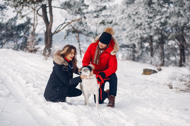 Lindo casal brincando com um cachorro