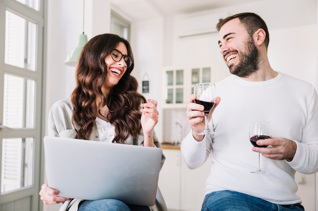 Lindo casal com vinho e caderno