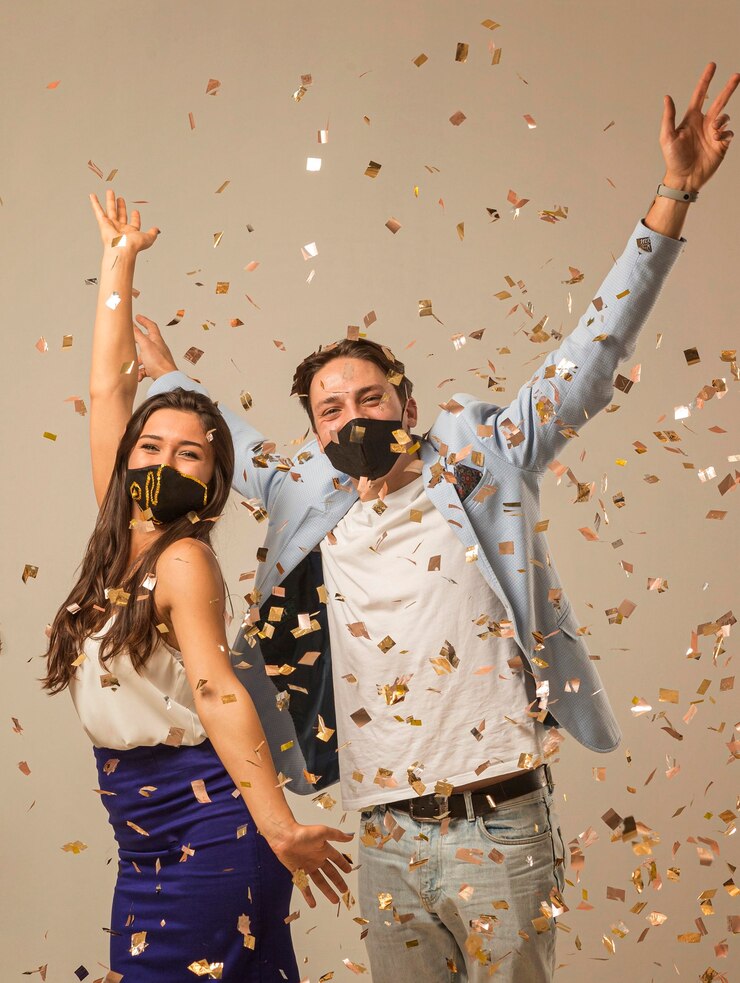 Foto grátis lindo casal comemorando o ano novo