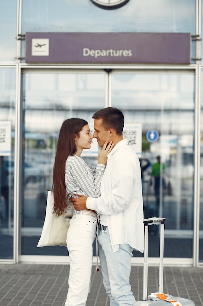 Lindo casal dançando perto do aeroporto