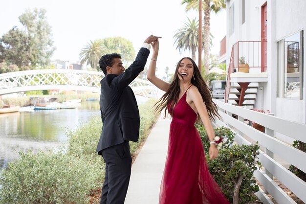 Lindo casal de alunos pronto para o baile