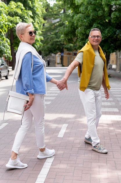 Lindo casal de meia-idade namorando ao ar livre