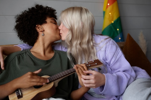 Foto grátis lindo casal de mulheres se beijando na boca